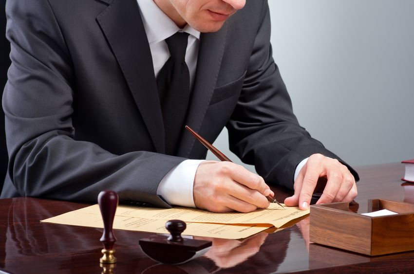 Persona revisando documento notarial